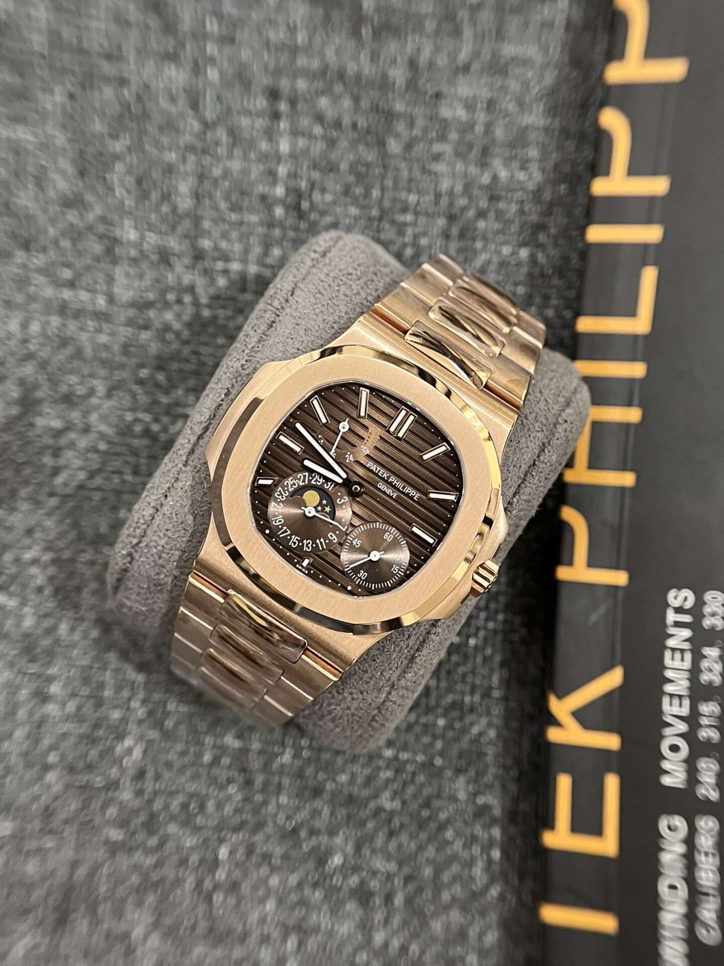Dong-Ho-Nam-Patek-Philippe-Nautilus-5712R-Rep-11-Mat-Chocolate-40mm-1.jpg