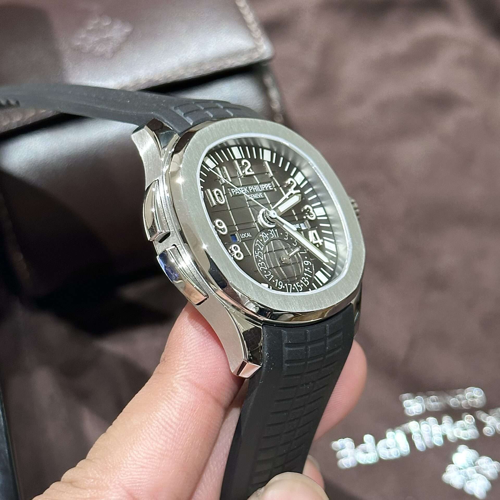 Dong-Ho-Patek-Philippe-Aquanaut-5164A-Replica-11-Cao-Cap-40-2.jpg