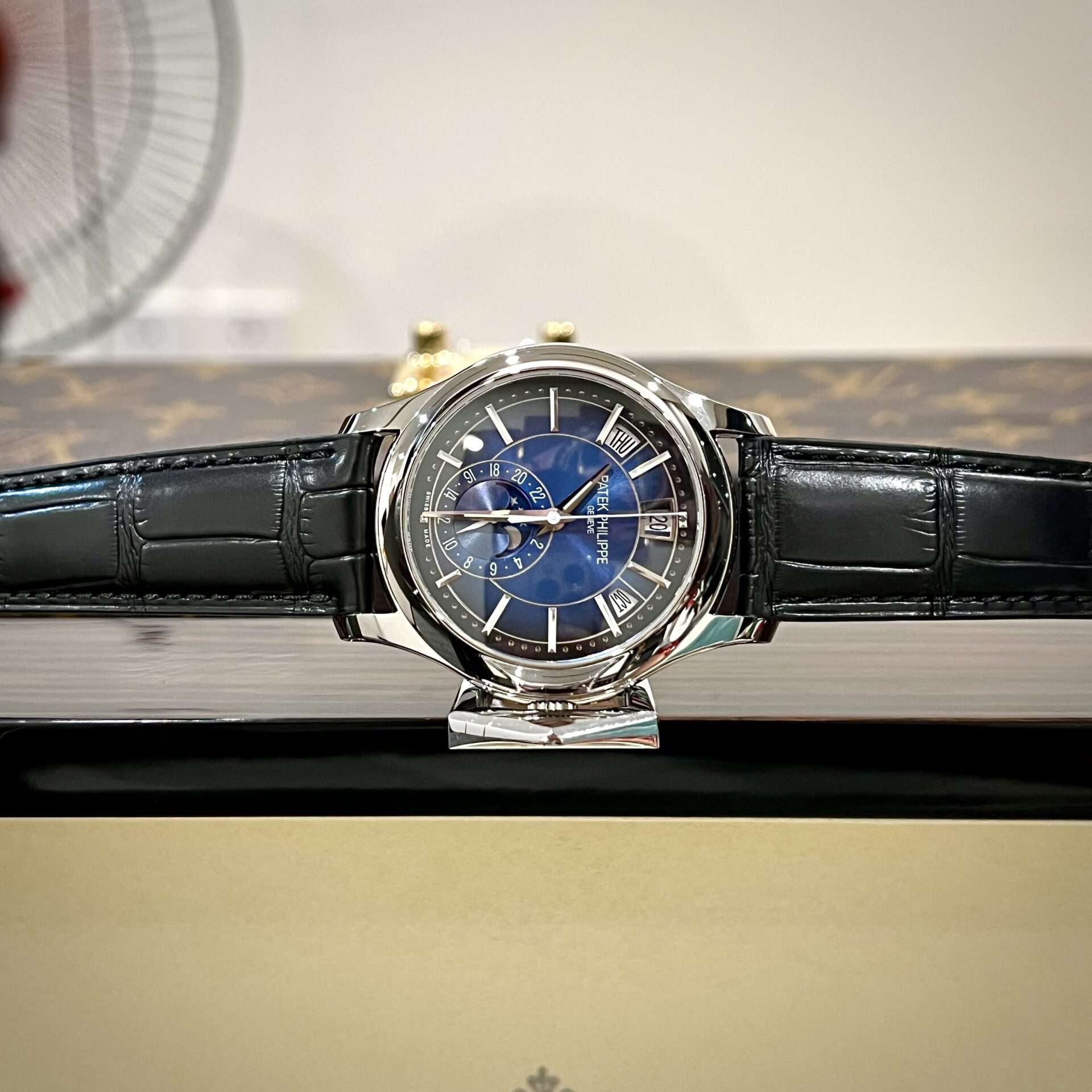 Dong-Ho-Patek-Philippe-Complications-5205G-Blue-Replica-11-1.jpg