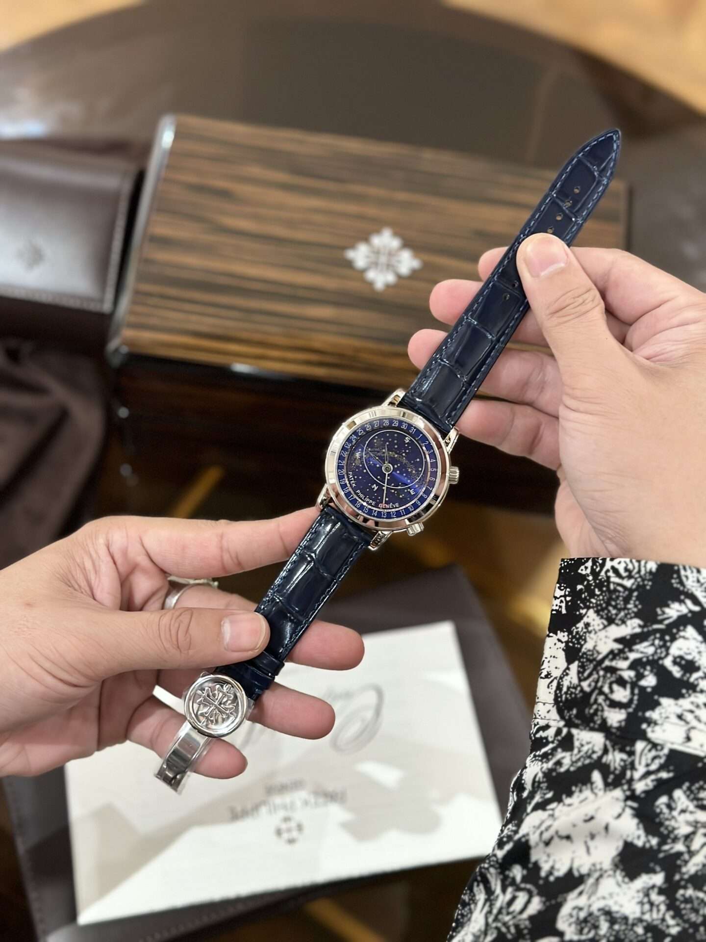 Dong-Ho-Patek-Philippe-Complications-6102-Replica-11-Mau-Xanh-Duong-44mm-2-1.jpg