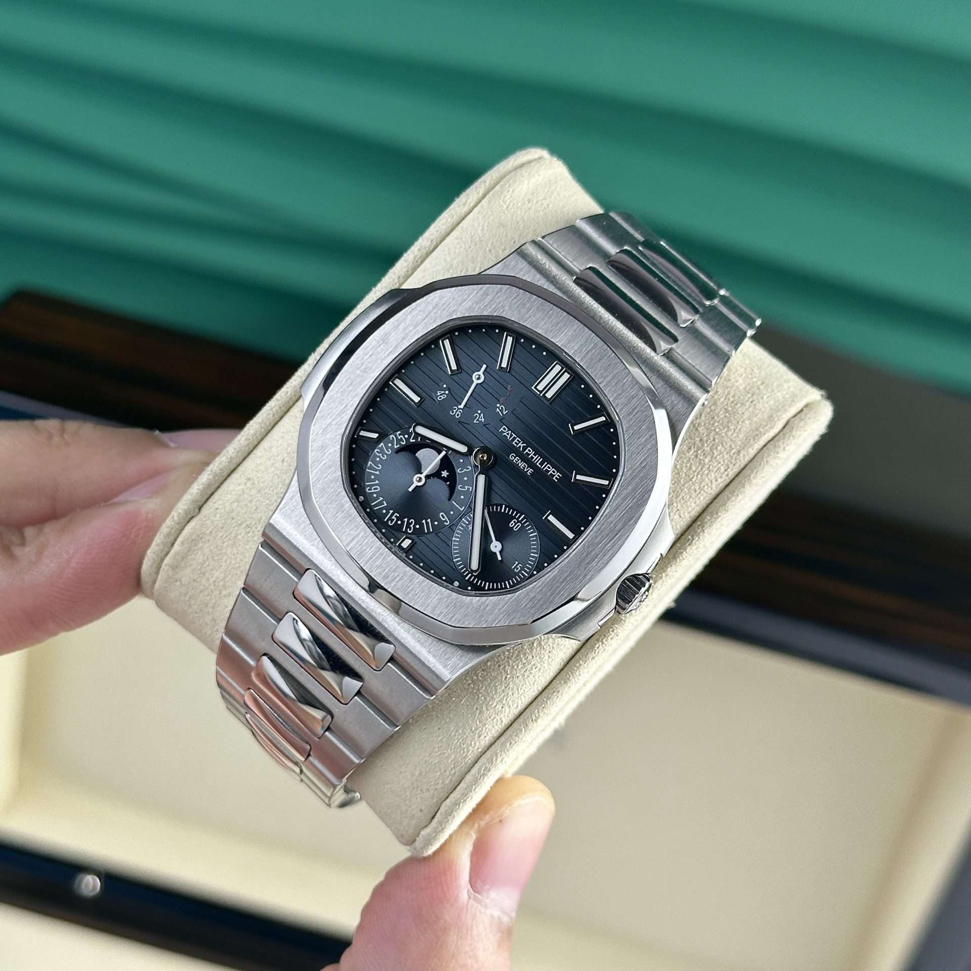 Dong-Ho-Patek-Philippe-Nautilus-5712-Tinh-Chinh-Mat-So-O-Lich-Vo-May-40mm-1.jpg