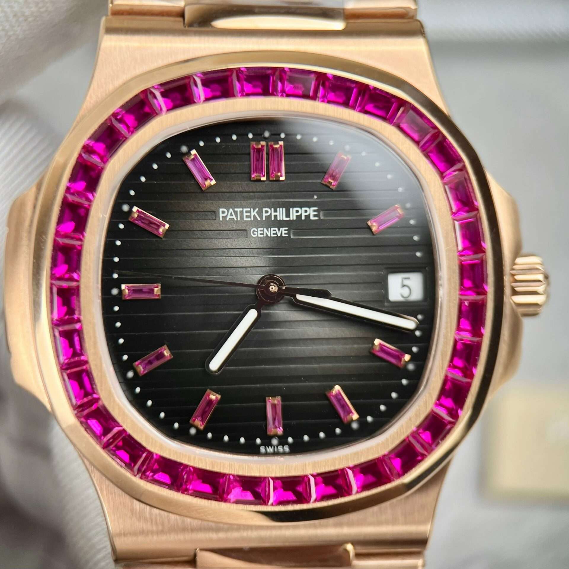 Dong-Ho-Patek-Philippe-Nautilus-5723-Da-Ruby-Do-Replica-11-40mm-5.jpg