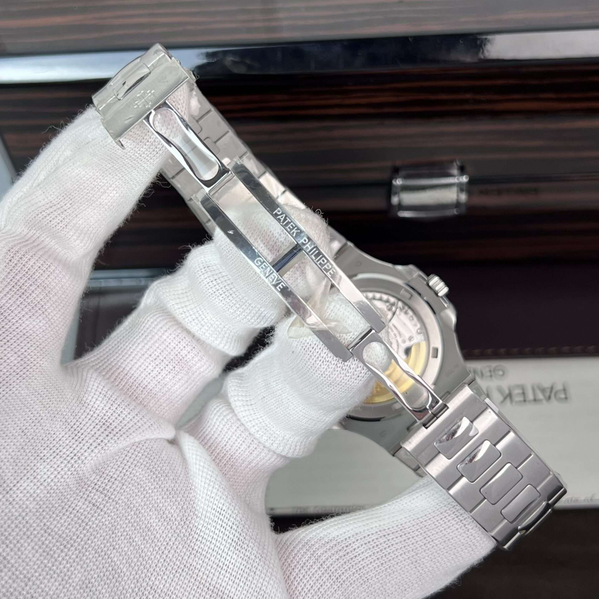 Dong-Ho-Patek-Philippe-Nautilus-5723-Rep-11-Dinh-Da-Blue-Dial-40mm-2.jpg