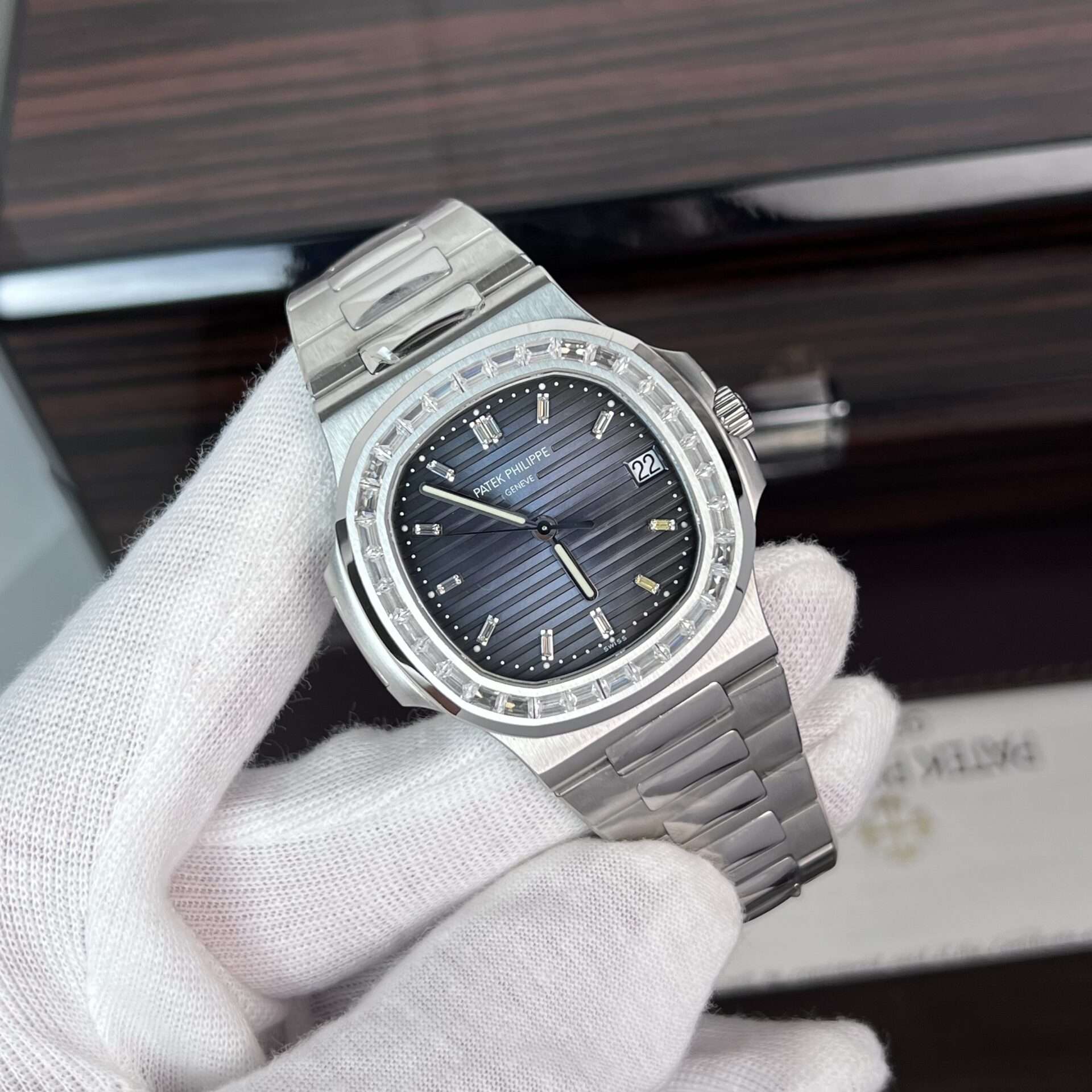 Dong-Ho-Patek-Philippe-Nautilus-5723-Rep-11-Dinh-Da-Blue-Dial-40mm-4.jpg