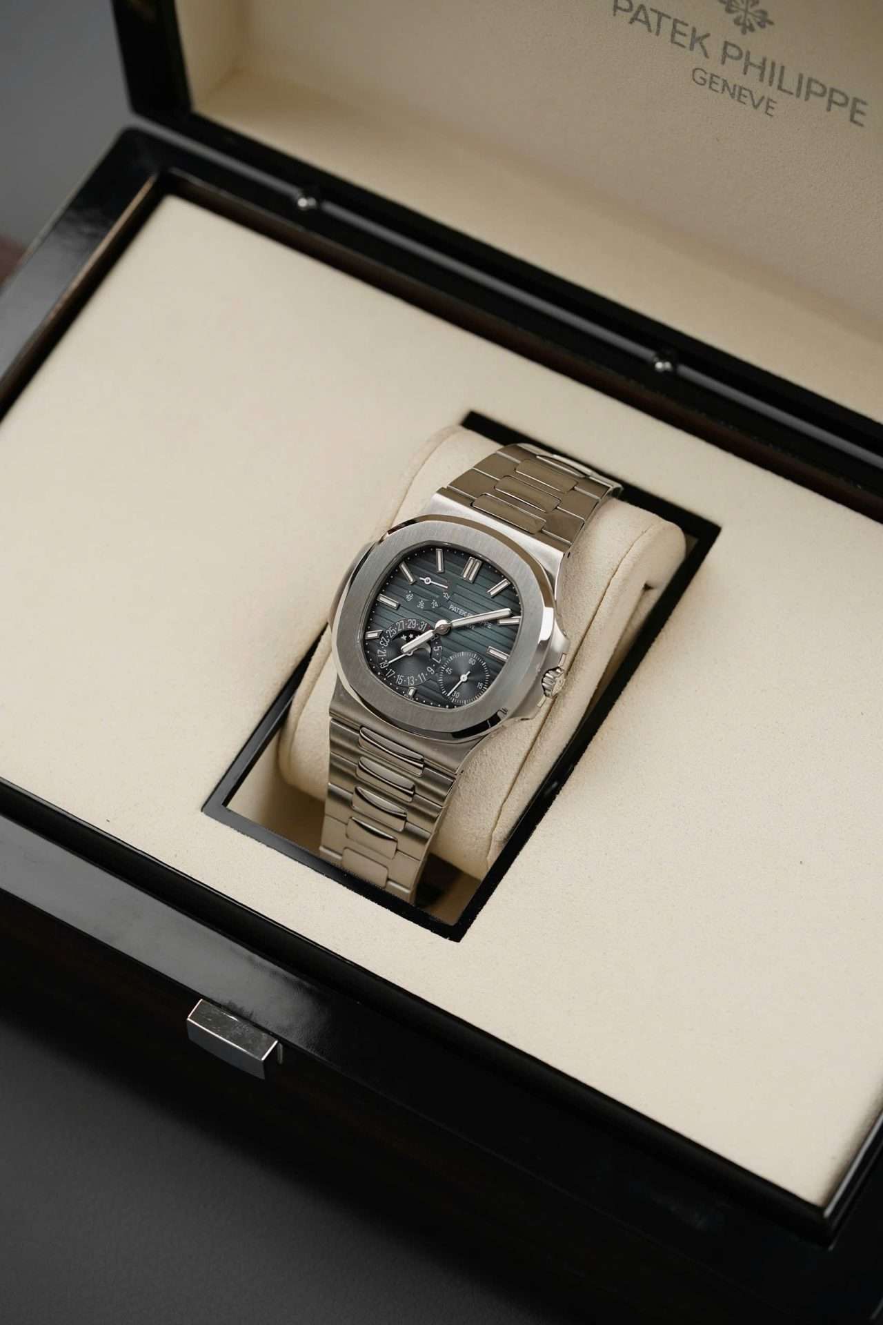 Patek-Philippe-Nautilus-5712-Tinh-Chinh-Mat-So-O-Lich-Vo-May-Chuan-Auth-40mm-1.jpg