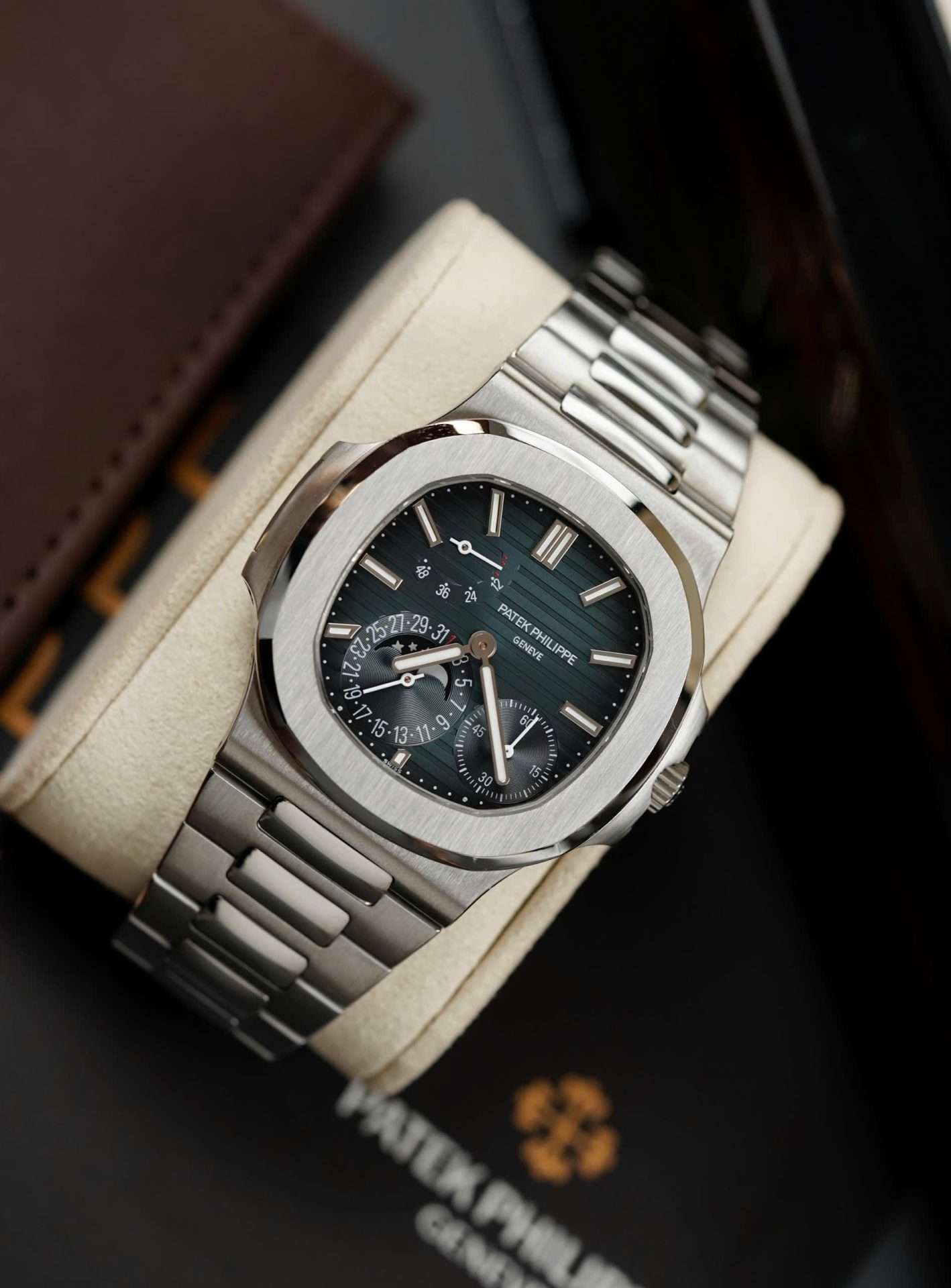Patek-Philippe-Nautilus-5712-Tinh-Chinh-Mat-So-O-Lich-Vo-May-Chuan-Auth-40mm-2.jpg